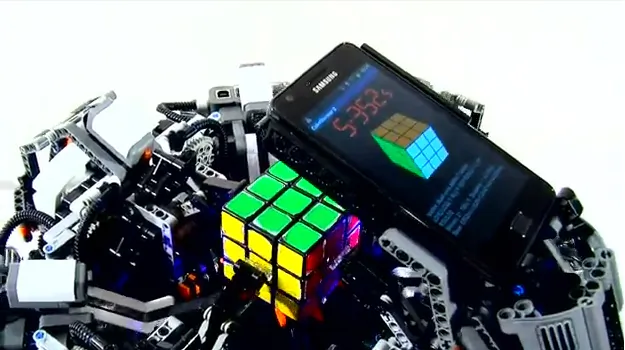 Watch a Lego-Samsung Robot Solve a Rubik’s Cube in 6 Seconds