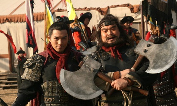Two heroes in the television drama series "Water Margin," Yan Qing and Li Kui, stand side by side. On March 5, Li Haibin, a Chinese official, proposed banning the show in order to "maintain social stability." (Douban.com)