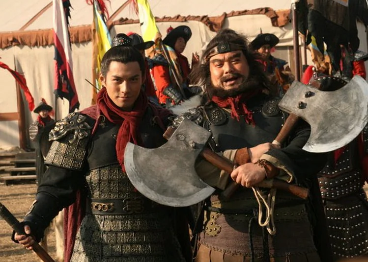 Two heroes in the television drama series "Water Margin," Yan Qing and Li Kui, stand side by side. On March 5, Li Haibin, a Chinese official, proposed banning the show in order to "maintain social stability." (Douban.com)