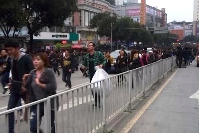 Chinese people react to the yell of "stabbing" on a busy street in Chengdu, Sichuan Province, on March 14. Stampedes have taken place across China recently, after a knife rampage in Kunming on March 1. (Weibo.com)