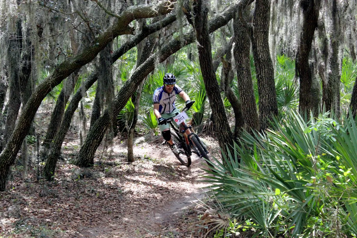 A few hundred riders spent Sunday weaving through trees and plunging down—and then back up—steep slopes to raise funds for the Friends of Alafia in the fourth Red Trails Alafia Classic. (Chris Jasurek/Epoch Times)