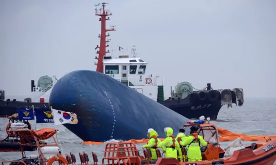 Captain of Sunken South Korean Ferry Apologizes (video)