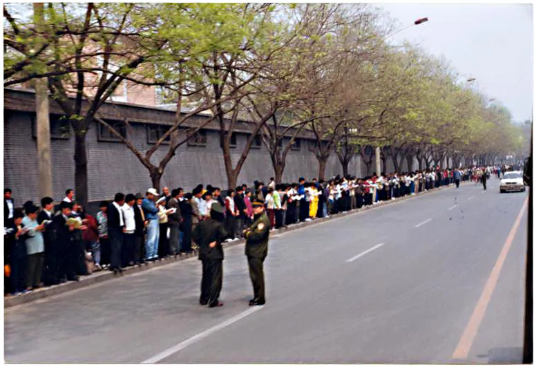 Practitioners of Falun Gong stand to the side of the road, along the walls of Zhongnanhai, on April 25, 1999. (Minghui.org)