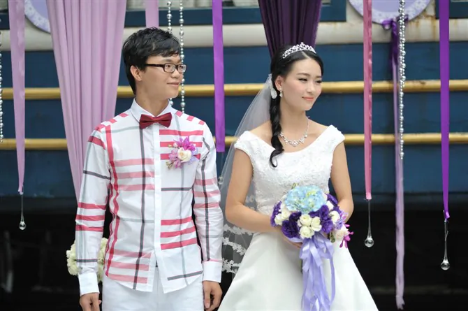 He Wenting and her husband Huang Guangyu on their wedding day. Both were arrested on Dec. 18, 2013 for distributing free copies of an Internet circumvention software on Guangzhou University campus and are currently detained at the Fu Yong Detention Center in Shawan City, Guangzhou Province. (Minghui.org)