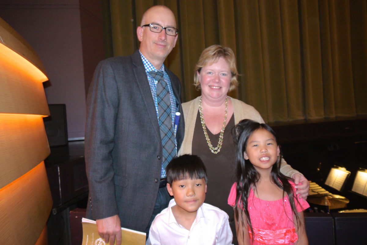  Bob and Dana Craven and their two children enjoy Shen Yun Performing Arts at the Overture Center for the Arts, on April 10. (Epoch Times)