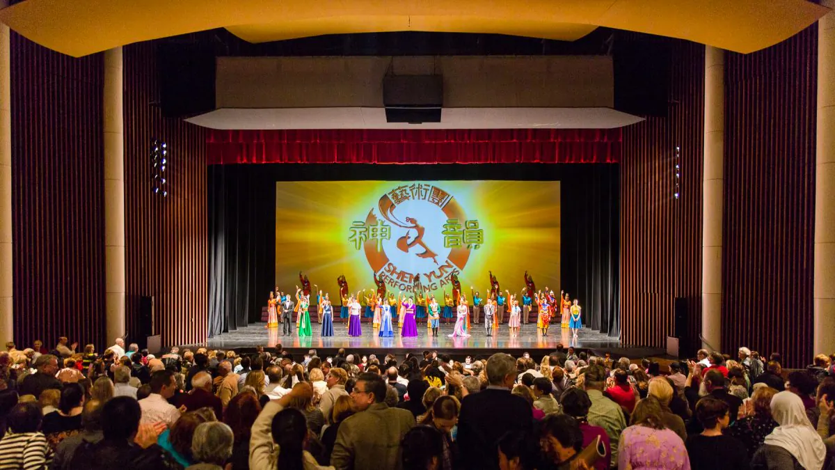 Shen Yun Performing Arts Touring Company's curtain call at Springfield's Sangamon Auditorium. (Hu Chen/Epoch Times)