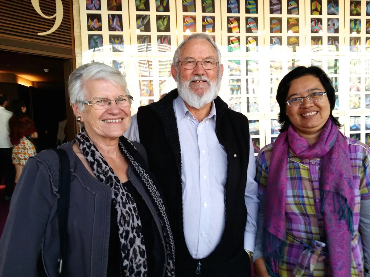 Joy Simpson (L), Geoff Simpson (C) and Rosnida Sari (R) enjoy Shen Yun Performing Arts at the Adelaide Festival Theatre, on April 19. (Mary Yuan/Epoch Times)