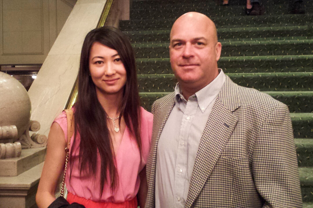 Jun Lee and Phil Stein enjoy the Shen Yun performance at the Merriam Theater, April 27. (Li Jie/Epoch Times)