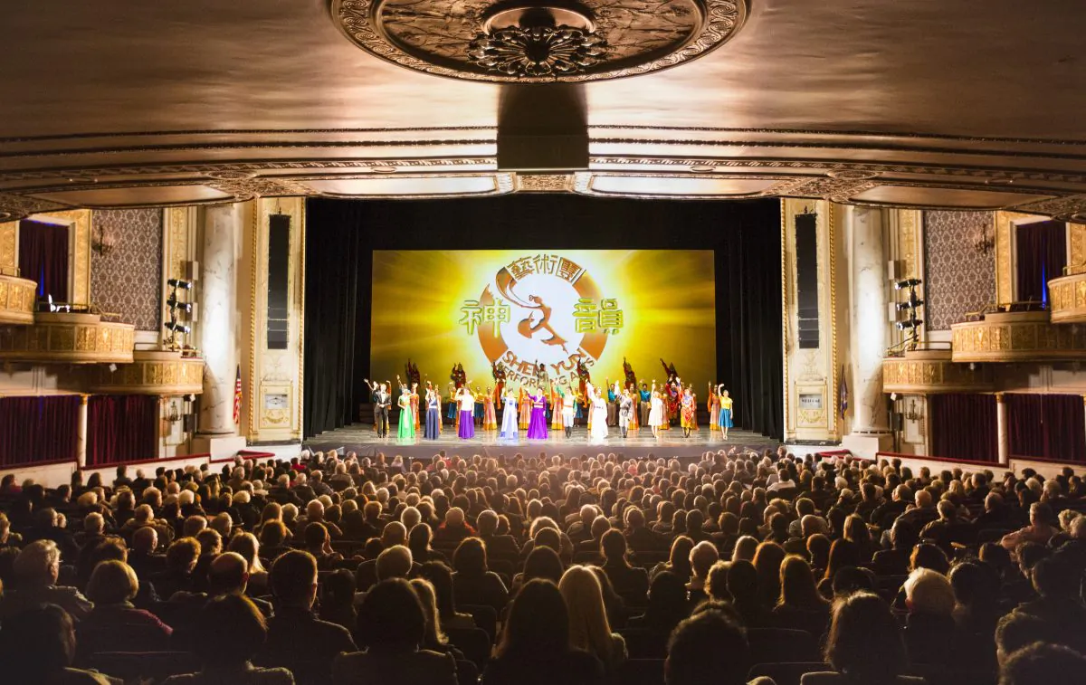 Shen Yun Performing Arts curtain call at Proctors Theatre, Schenectady, on April 27. (Edward Dai/Epoch Times)