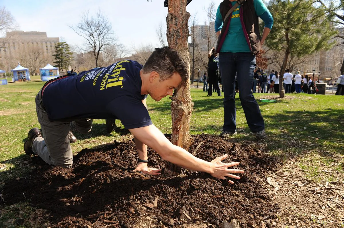 Actor Josh Duhamel volunteers to clean up Franz Sigel Park in the Bronx, N.Y., as part of National Volunteer Week on April 12, 2014. (Craig Barritt/Getty Images for Advil)