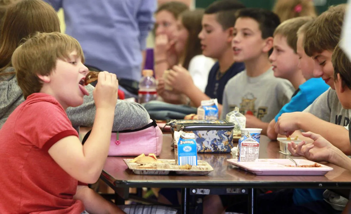 Students eating lunch.(Toby Talbot/AP) 