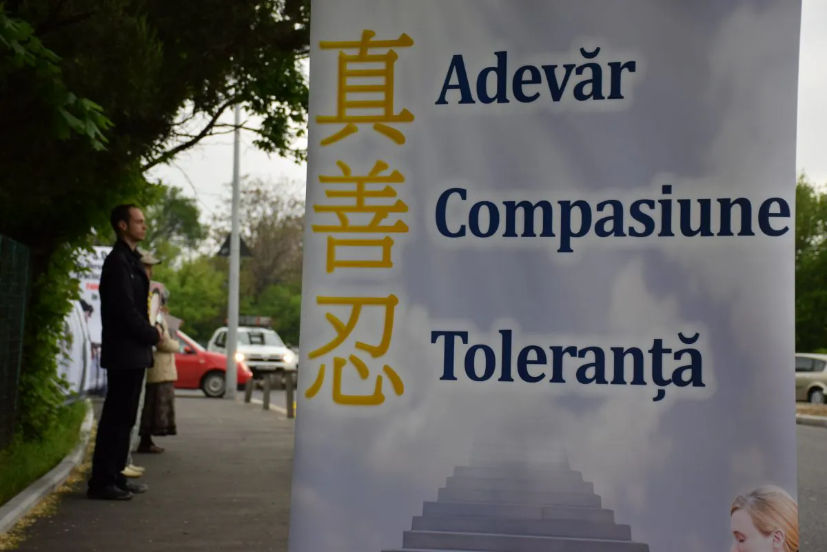 A banner with the words "truthfulness, compassion, tolerance" in Romanian is displayed opposite the Chinese Embassy in Bucharest on April 25, 2014. (Horoiu Eugen/Epoch Times Romania)