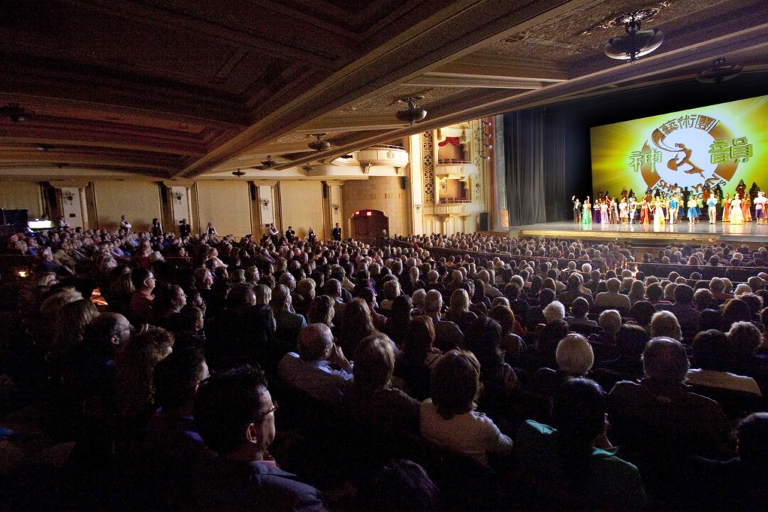 Shen Yun Performing Arts New York Company's curtain call at The Granada Theatre, in California. (Epoch Times)