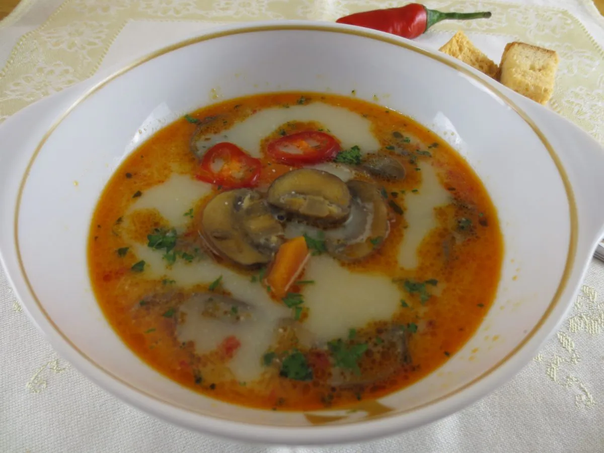 Mushroom Soup with Garlic and Cream (Maria Matyiku/Epoch Times)