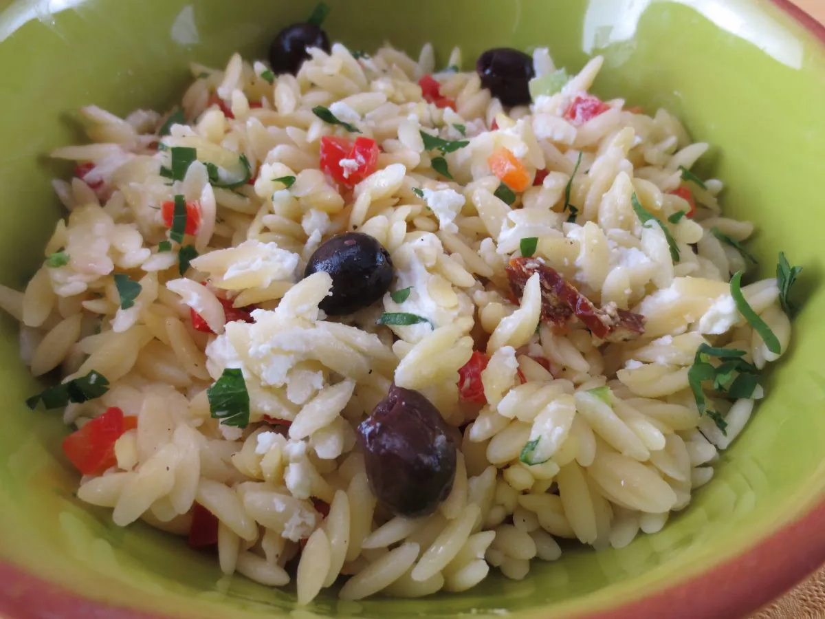 Orzo Caprese Salad (Maria Matyiku)