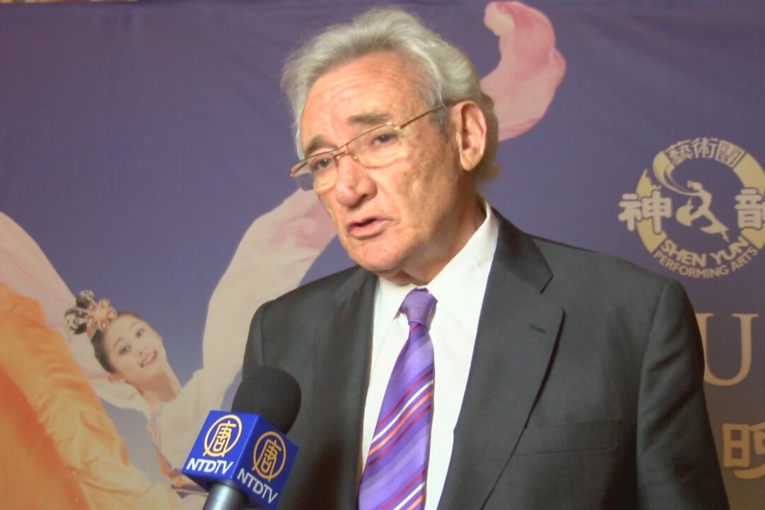Radio personality Luis del Olmo talks about Shen Yun Performing Arts at Barcelona's National Theatre, on April 9. (Courtesy of NTD Television)