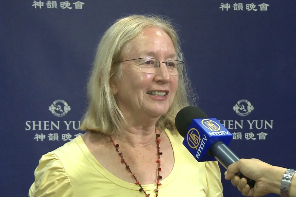 Janice Smith talks about her Shen Yun Performing Arts experience at Auckland's ASB Theatre, on April 11. (Courtesy of NTD Television)