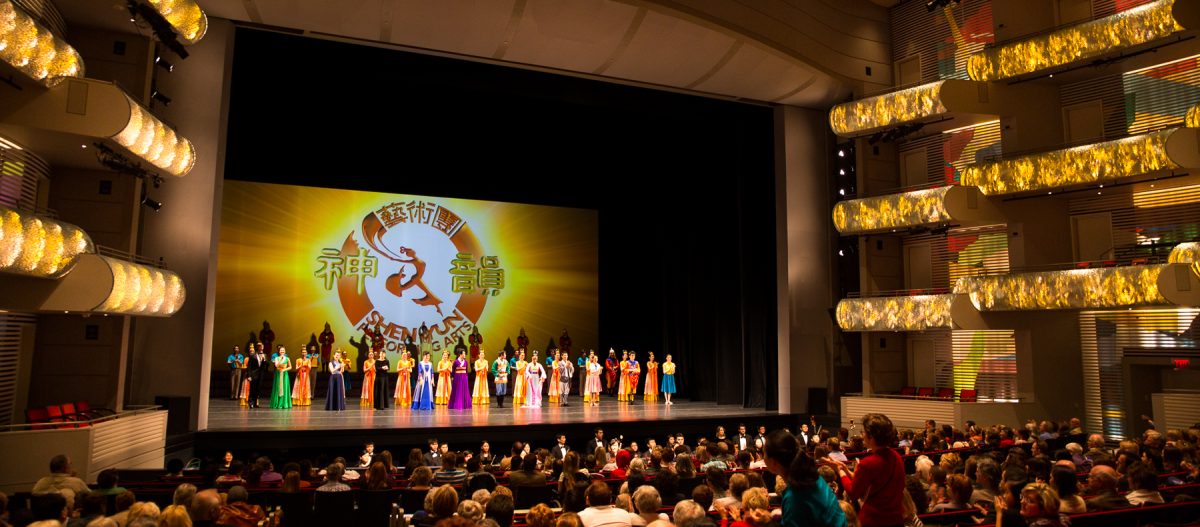Shen Yun Performing Arts Touring Company's curtain call at the Muriel Kauffman Theatre, in Kansas. (Hu Chen/Epoch Times)