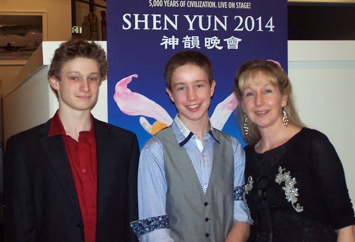 Liza Beamish with her sons Jeremy (C) and Ben (L) enjoy Shen Yun Performing Arts, on April 25, at the Arts Centre Gold Coast. (Laurel Andress/Epoch Times)