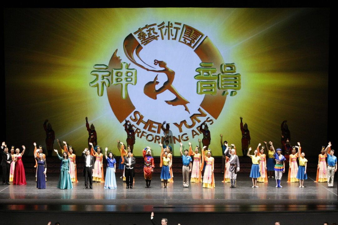 Shen Yun Performing Arts World Company's curtain cal at the Palais des Congrès de Paris. (Epoch Times)