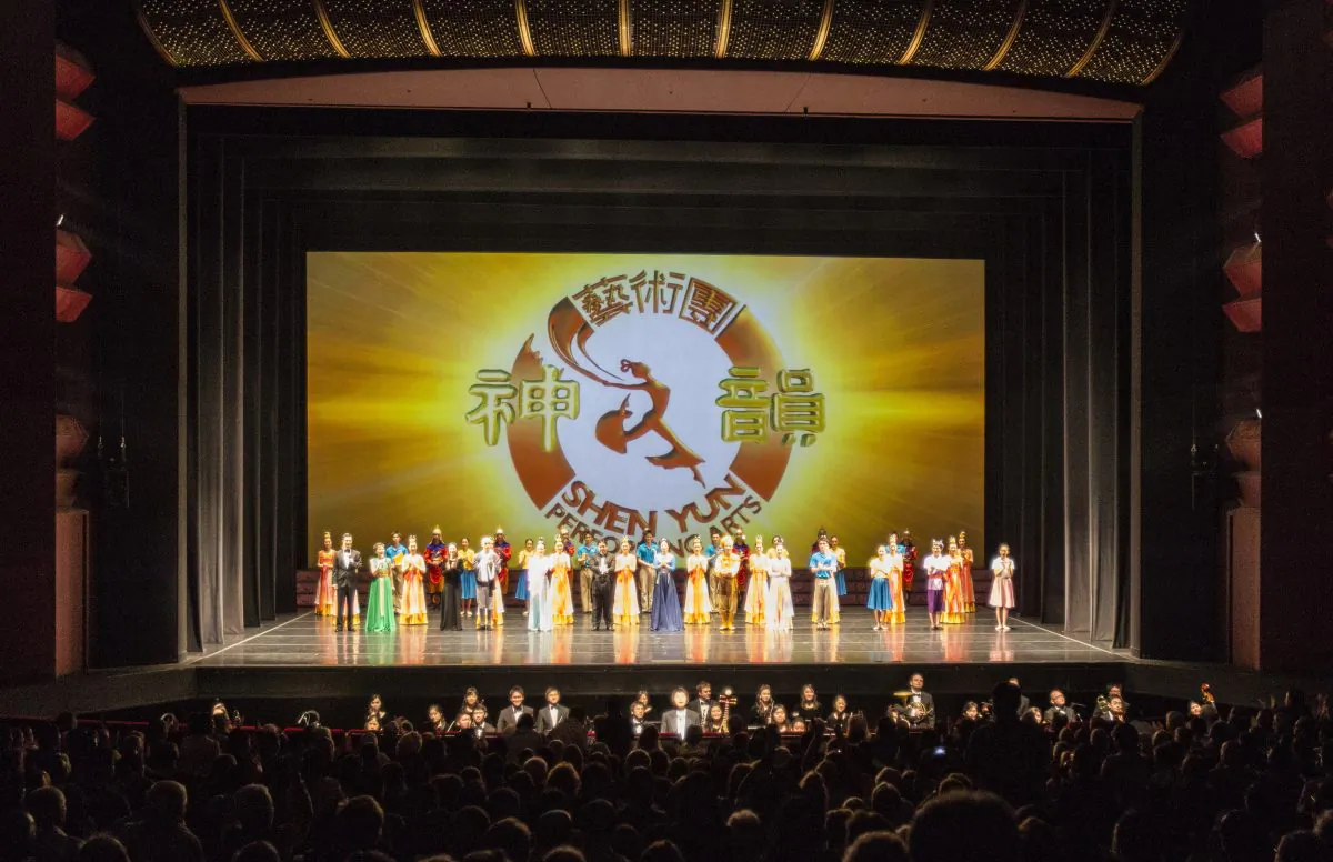 Shen Yun Performing Arts International Company's curtain call at the Arts Centre’s State Theatre, on Sunday March 30. (Ming Chen/Epoch Times)