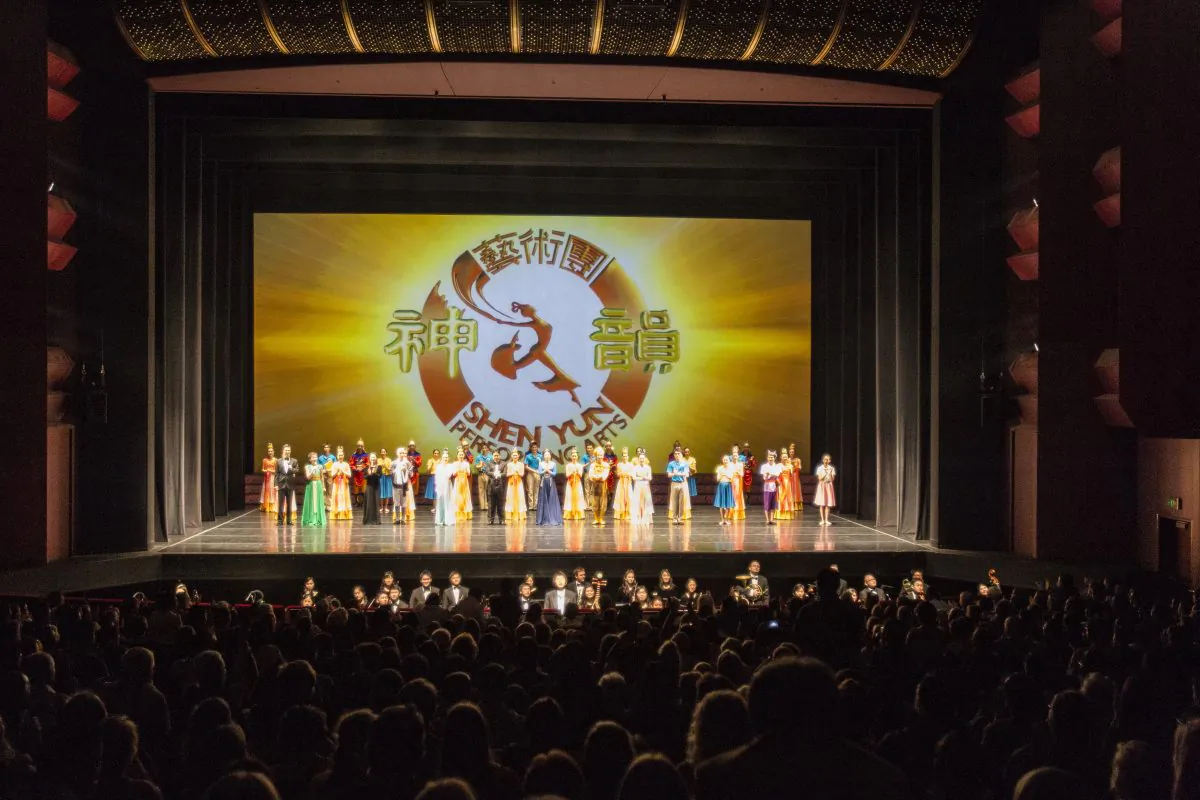 Shen Yun Performing Arts International Company's curtain call at the Arts Centre’s State Theatre, on Sunday March 30. (Ming Chen/Epoch Times)
