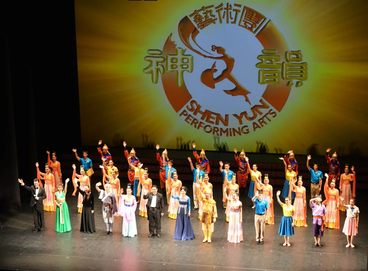 Shen Yun Performing Arts International Company's curtain call at the Sydney Theatre, on April 16. (Epoch Times)