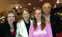 Professor Says Shen Yun’s ‘Backdrop is just amazing’