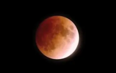 ‘Blood Moon’ Attracts Stargazers, Conspiracy Theories