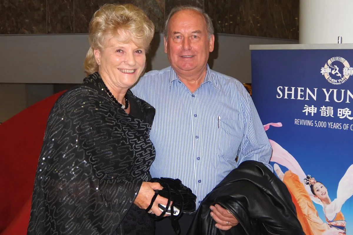 Marj and Graeme Mulholland enjoy Shen Yun Performing Arts at Auckland's ASB Theatre, on April 11. (Li Ying/Epoch Times)