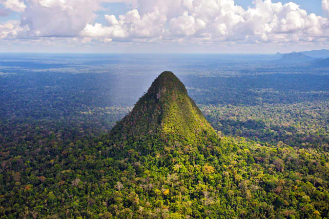 Volcanic rainforest cone and landscape in the Sierra del Divisor. (Diego Pérez)