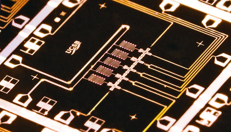 The team chose to place five Xmons (the cross-shaped devices) in a single row, with each qubit talking to its nearest neighbor, a simple but effective arrangement. (Erik Lucero/Futurity.org)
