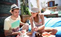 How to Stick to Your Diet While Traveling
