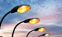 Bizarre Phenomenon: People Seem to Turn Off Streetlights With Their Bodies