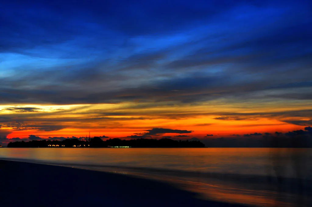 Sunset at the Maldives. (Wikimedia Commons)