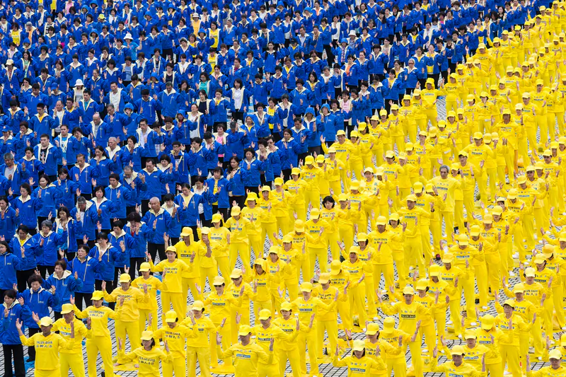 Taiwanese Falun Gong practitioners line up to form a meditating figure at the Chiang Kai-shek Memorial Hall in Taipei, Taiwan, on April 26, 2014. Practioners held activities to protest the persecution of the spritiual discipline in mainland China.  (Chen Baizhou/Epoch Times)