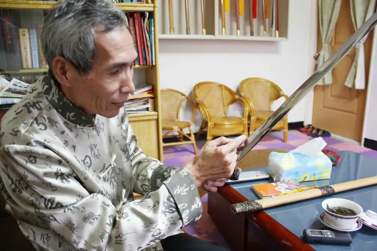 Chen Shih-Tsung explains the chemical reactions crucial to successful swordmaking. (Matthew Robertson/The Epoch Times)