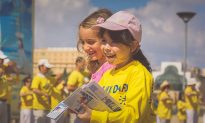 World Falun Dafa Day Celebrated at Entrance to Old City of Jerusalem