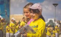 World Falun Dafa Day Celebrated at Entrance to Old City of Jerusalem
