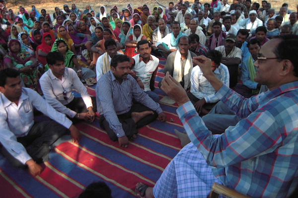 Ramesh Agrawal educates community residents. (Goldman Environmental Prize/Mongabay.com)