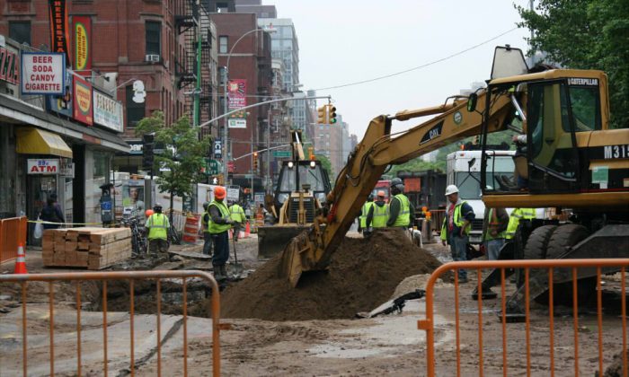 A water main break caused a 20-by-20 sinkhole outside Katz's Delicatessen on the Lower East Side, May 22, 2014. (Catherine Yang/Epoch Times)