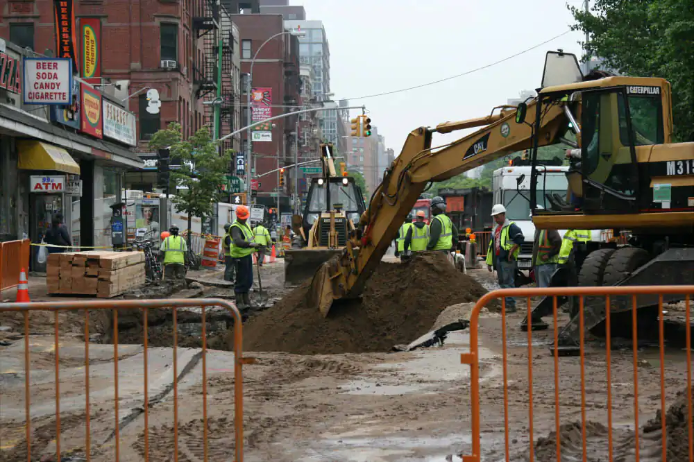 A water main break caused a 20-by-20 sinkhole outside Katz's Delicatessen on the Lower East Side, May 22, 2014. (Catherine Yang/Epoch Times)