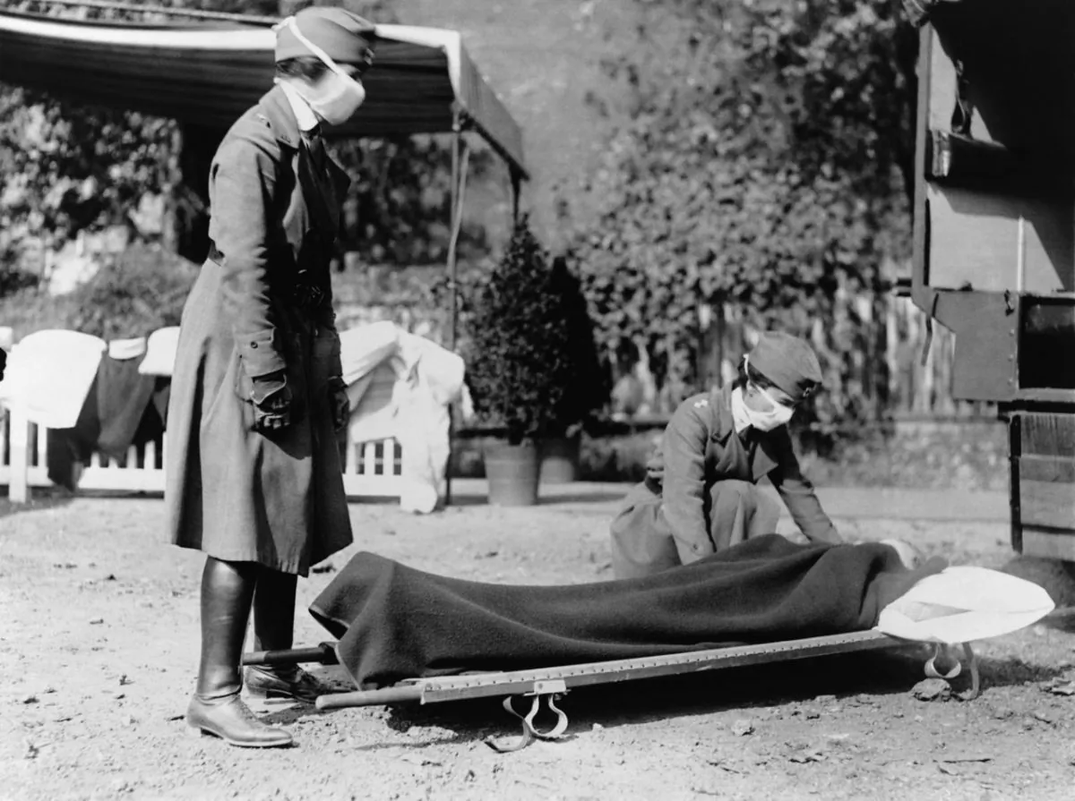 Demonstration at the Red Cross Emergency Ambulance Station in Washington, D.C., during the influenza pandemic of 1918. (Library of Congress)