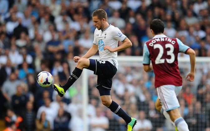Gylfi Sigurdsson of Tottenham controls the ball during the Barclays Premier League match between Tottenham Hotspur and West Ham United at White Hart Lane on October 6, 2013 in London, England. (Photo by Mike Hewitt/Getty Images)