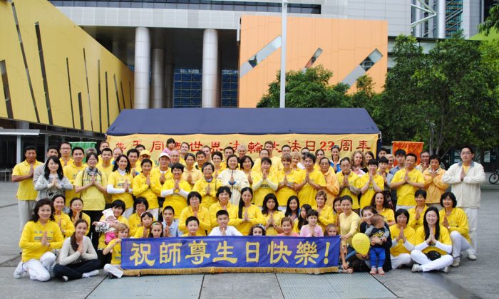 Group photo of practitioners of Falun Gong wishing Mr. Li Hongzhi Happy Birthday for May 13, 2014. (Linda Smith/Epoch Times)