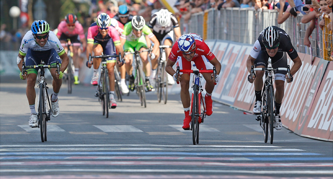 FDJ's Nacer Bouhanni, wearing the points leader's red jersey beats Orica-GreenEdge's Michael Matthews (L) and Trek's Giacommo Nizzoollo across the finish line to win Stage Ten of the Giro d'Italia, may 20, 2014. (equipecyclistefdj.fr)