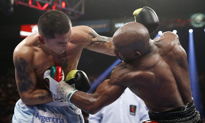 Marcos Maidana, left, from Argentina, and Floyd Mayweather Jr. brawl late in their WBC-WBA welterweight title boxing fight Saturday, May 3, 2014, in Las Vegas. Mayweather won the bout by majority decision. (AP Photo/Eric Jamison)