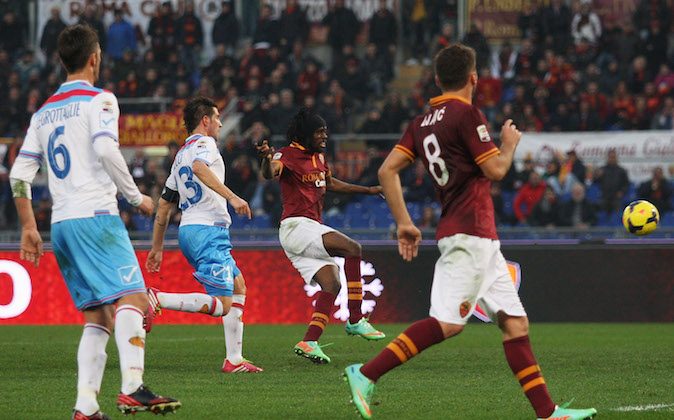 Gervinho (C) of AS Roma scores the fourth team's goal during the Serie A match between AS Roma and Calcio Catania at Stadio Olimpico on December 22, 2013 in Rome, Italy. (Photo by Paolo Bruno/Getty Images)