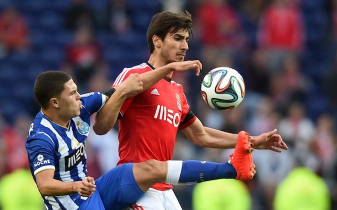 Porto's Colombian midfielder Juan Quintero (L) vies with Benfica's midfielder Andre Gomes during the Portuguese League Cup semi-final football match FC Porto vs SL Benfica at the Dragao stadium in Porto on April 27, 2014. (FRANCISCO LEONG/AFP/Getty Images)