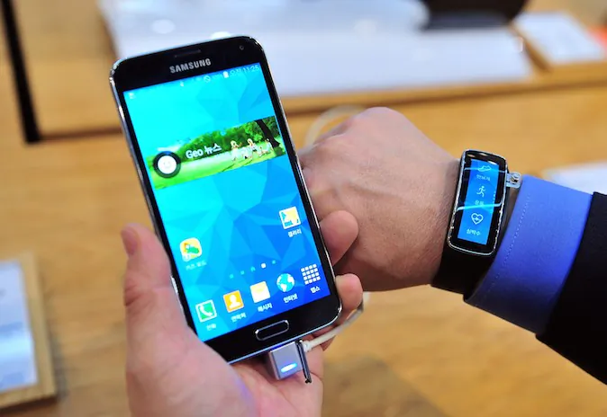 A visitor looks at a Samsung Electronics Galaxy S5 smartphone at a showroom in Seoul on April 29, 2014.  (JUNG YEON-JE/AFP/Getty Images)